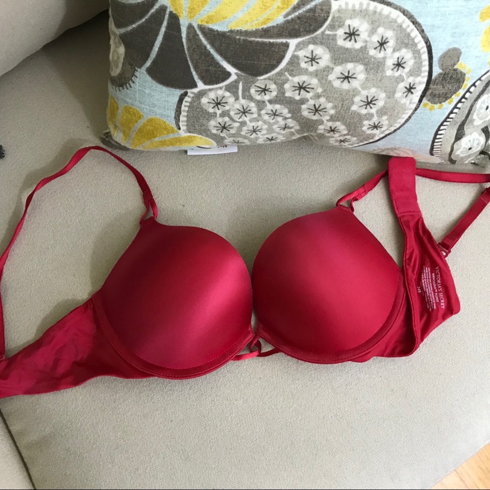 Victoria’s Secret Miraculous Plunge 34B Red